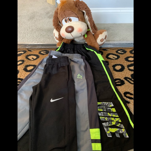 Set of 3 Nike and Reebok pants - Picture 2 of 3